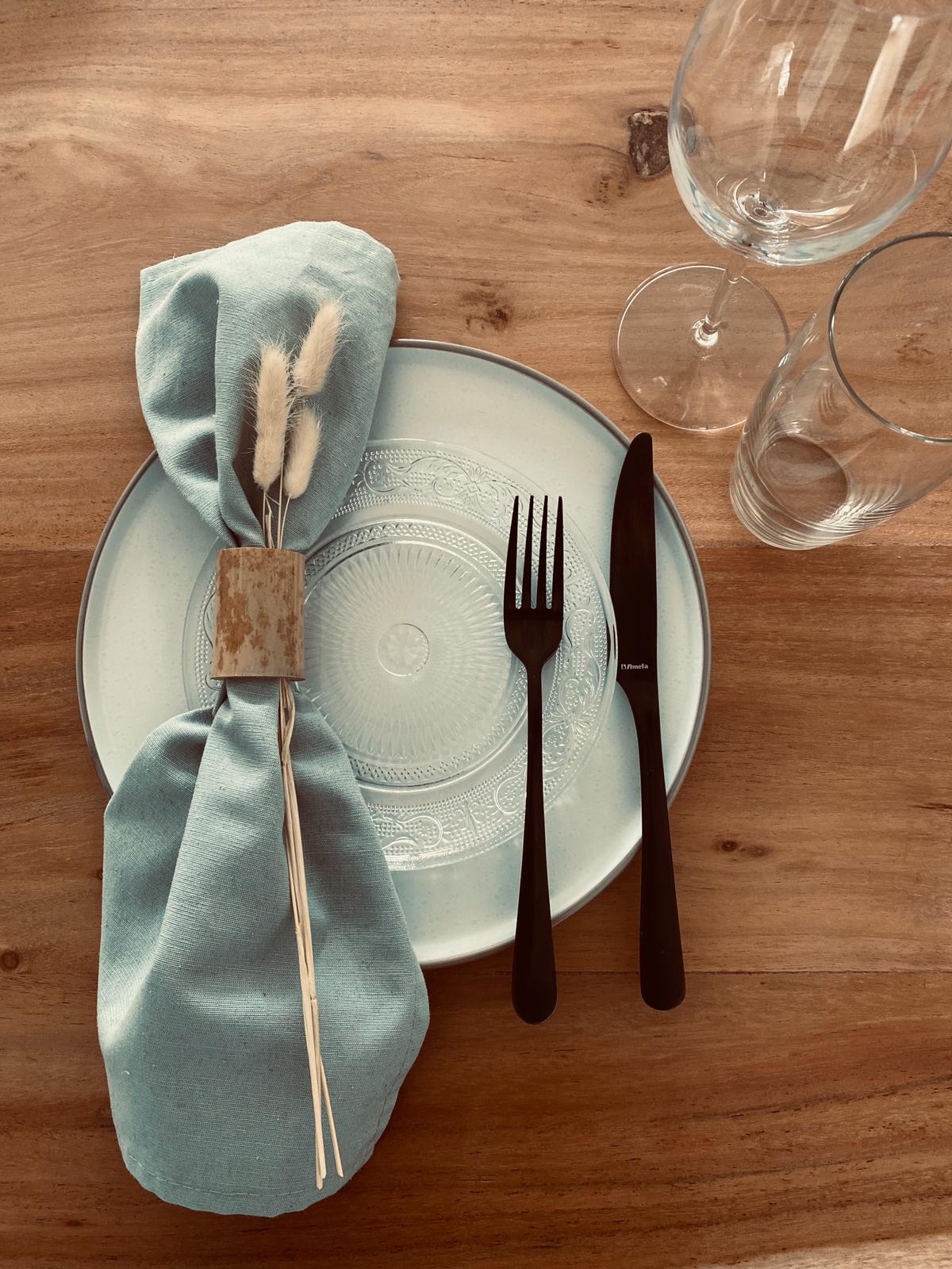 Gedekte tafel voor uw thuis diner
